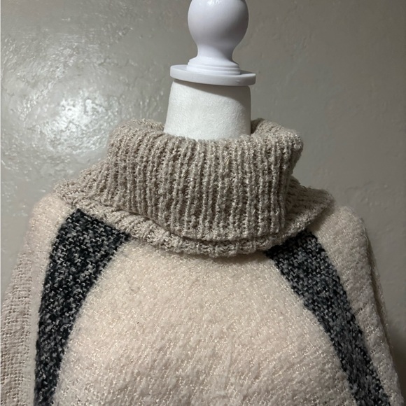 Lola B. Plaid Pancho - Picture 6 of 9